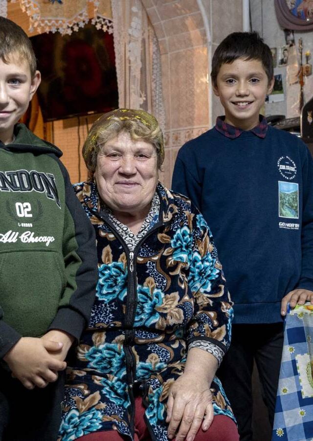 Sehnsucht: Die Eltern von Matei (links) und Daniel arbeiten in Italien. Pflegemutter Anna kennt die Jungs aus dem Kindergarten. Foto: Martin Egbert