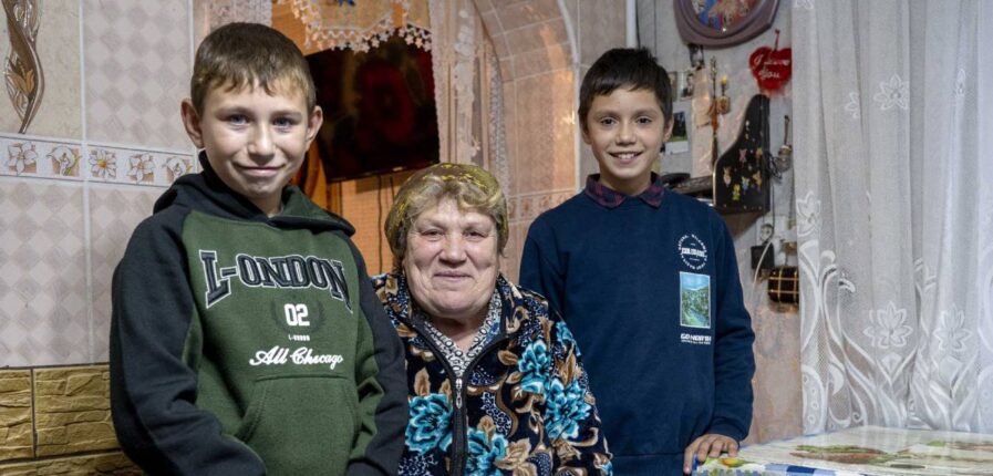 Sehnsucht: Die Eltern von Matei (links) und Daniel arbeiten in Italien. Pflegemutter Anna kennt die Jungs aus dem Kindergarten. Foto: Martin Egbert