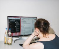 Digitale Sozialarbeit wird immer wichtiger, denn junge Menschen suchen oft Hilfe und Rat in Onlineforen wie „Reddit“. Foto: Miguel Ferraz