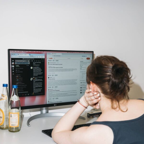 Digitale Sozialarbeit wird immer wichtiger, denn junge Menschen suchen oft Hilfe und Rat in Onlineforen wie „Reddit“. Foto: Miguel Ferraz