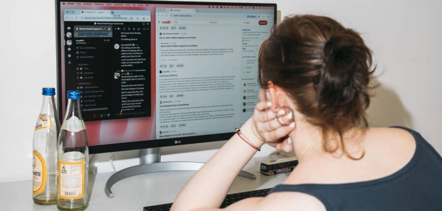 Digitale Sozialarbeit wird immer wichtiger, denn junge Menschen suchen oft Hilfe und Rat in Onlineforen wie „Reddit“. Foto: Miguel Ferraz