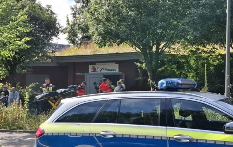 Ein Polizeiauto und mehrere Einsatzkräfte vor der Alimaus