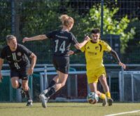 Kampf um den Ball: Hammonias Mittelfeldspielerin Victoria zu Klampen (Nr. 14) im Duell mit einem Gegenspieler von Tonndorf-Lohe. Foto: Ariane Gramelspacher