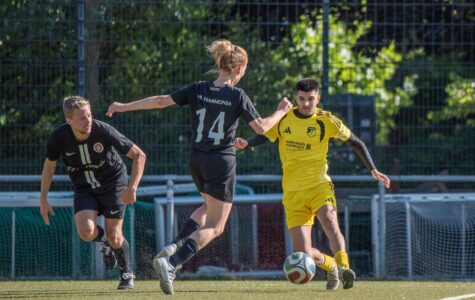 Kampf um den Ball: Hammonias Mittelfeldspielerin Victoria zu Klampen (Nr. 14) im Duell mit einem Gegenspieler von Tonndorf-Lohe. Foto: Ariane Gramelspacher