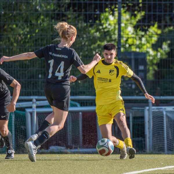 Kampf um den Ball: Hammonias Mittelfeldspielerin Victoria zu Klampen (Nr. 14) im Duell mit einem Gegenspieler von Tonndorf-Lohe. Foto: Ariane Gramelspacher