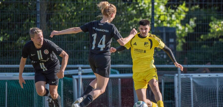 Kampf um den Ball: Hammonias Mittelfeldspielerin Victoria zu Klampen (Nr. 14) im Duell mit einem Gegenspieler von Tonndorf-Lohe. Foto: Ariane Gramelspacher