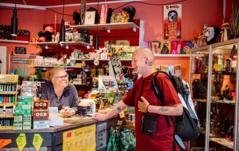 „Ich bin ein Fan von Solidarität“, sagt Ladeninhaberin Veronique Wichmann. Ihr  Besuch „Peppi“ hat lange selbst auf dem Kiez Platte gemacht – und hilft heute  ehrenamtlich Obdachlosen. Foto: Dmitrij Leltschuk