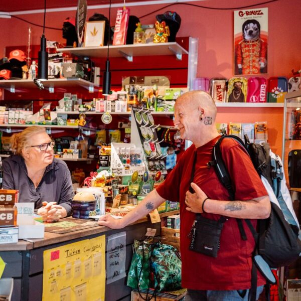 „Ich bin ein Fan von Solidarität“, sagt Ladeninhaberin Veronique Wichmann. Ihr  Besuch „Peppi“ hat lange selbst auf dem Kiez Platte gemacht – und hilft heute  ehrenamtlich Obdachlosen. Foto: Dmitrij Leltschuk