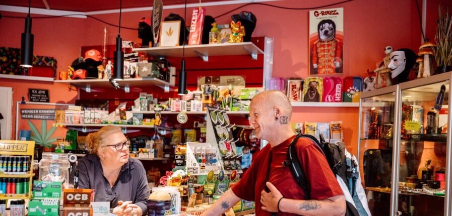 „Ich bin ein Fan von Solidarität“, sagt Ladeninhaberin Veronique Wichmann. Ihr  Besuch „Peppi“ hat lange selbst auf dem Kiez Platte gemacht – und hilft heute  ehrenamtlich Obdachlosen. Foto: Dmitrij Leltschuk
