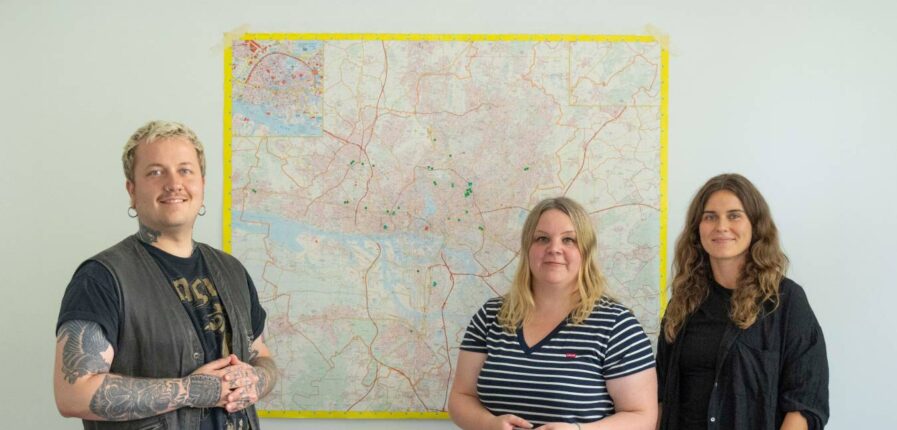 Housing-First-Hamburg Leiterin Nina Behlau (Mitte) mit Sozialarbeiter Justin Lander und Carolin Bein (Wohnraumakquise). Foto: Mauricio Bustamante