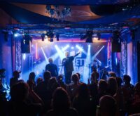 Publikumsmagnet in Marias Ballroom bei der SuedKultur MusicNight 2025: die Band Dreibettzimmer aus Recklinghausen. Foto: André Lenthe