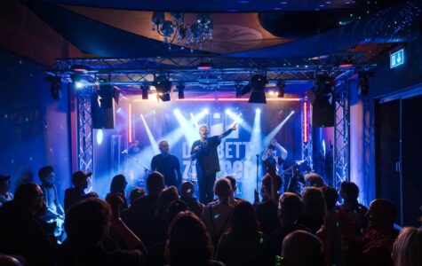 Publikumsmagnet in Marias Ballroom bei der SuedKultur MusicNight 2025: die Band Dreibettzimmer aus Recklinghausen. Foto: André Lenthe