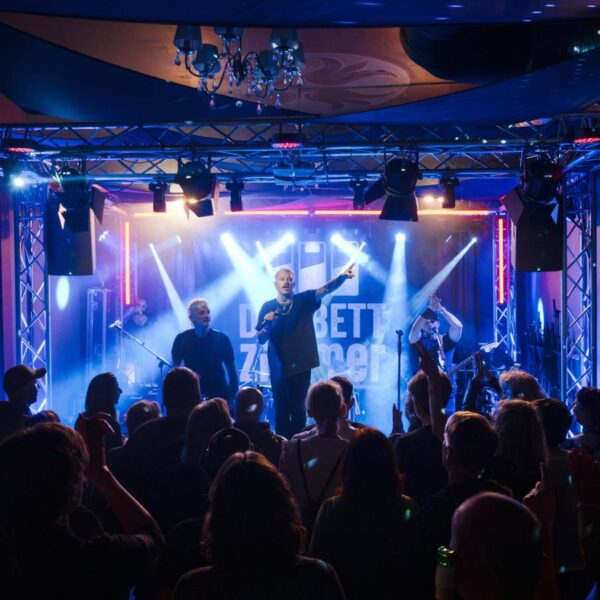 Publikumsmagnet in Marias Ballroom bei der SuedKultur MusicNight 2025: die Band Dreibettzimmer aus Recklinghausen. Foto: André Lenthe