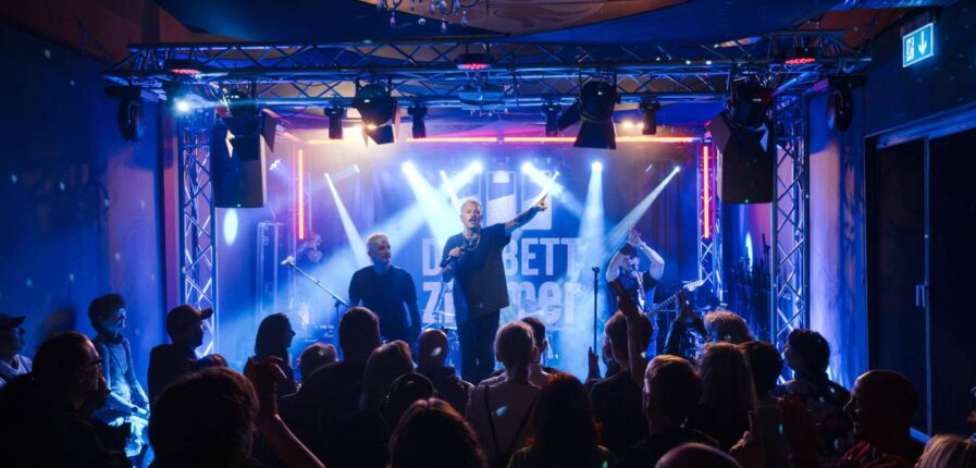 Publikumsmagnet in Marias Ballroom bei der SuedKultur MusicNight 2025: die Band Dreibettzimmer aus Recklinghausen. Foto: André Lenthe