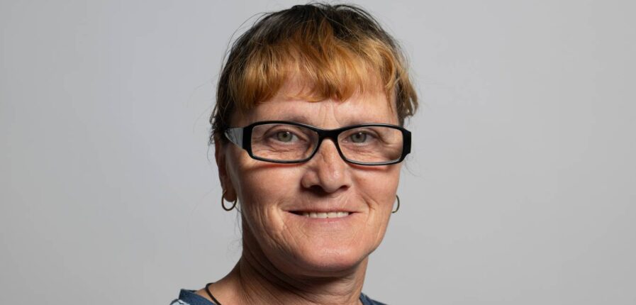 Elena unterstützt ihren Mann, der einen schweren Arbeitsunfall hatte. Foto: Mauricio Bustamante