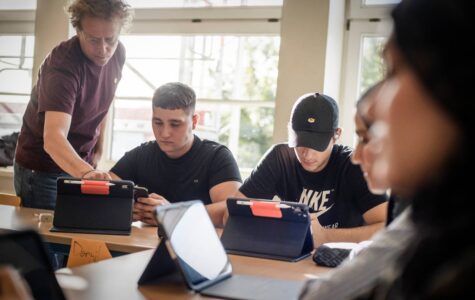 Nah dran: Lehrer Andreas Wichtrup-Ovie hilft den Schülern Valerii Panchuk (Mitte) und Danyil Strupynskyi beim Einrichten der iPads fürs neue Schuljahr. Foto: Imke Lass