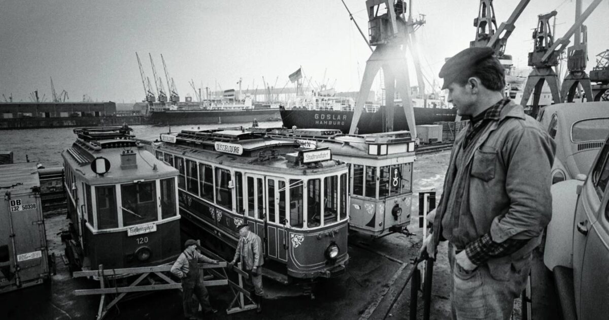 1969: Ausrangiert – für „Heavy Lift“ gibt es Spezialisten. Einer der bekanntesten in Hamburg ist das Logistikunternehmen Kühne+Nagel, das sich hier um die Verschiffung alter Straßenbahnen kümmert. Foto: Gisela Floto