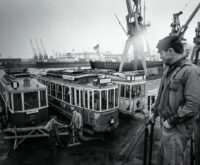 1969: Ausrangiert – für „Heavy Lift“ gibt es Spezialisten. Einer der bekanntesten in Hamburg ist das Logistikunternehmen Kühne+Nagel, das sich hier um die Verschiffung alter Straßenbahnen kümmert. Foto: Gisela Floto