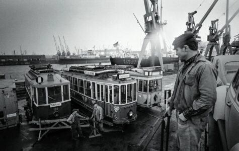 1969: Ausrangiert – für „Heavy Lift“ gibt es Spezialisten. Einer der bekanntesten in Hamburg ist das Logistikunternehmen Kühne+Nagel, das sich hier um die Verschiffung alter Straßenbahnen kümmert. Foto: Gisela Floto