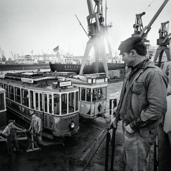 1969: Ausrangiert – für „Heavy Lift“ gibt es Spezialisten. Einer der bekanntesten in Hamburg ist das Logistikunternehmen Kühne+Nagel, das sich hier um die Verschiffung alter Straßenbahnen kümmert. Foto: Gisela Floto