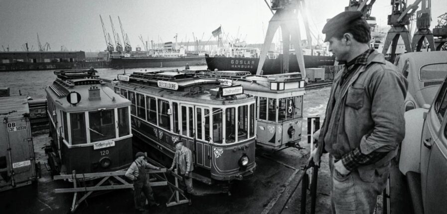 1969: Ausrangiert – für „Heavy Lift“ gibt es Spezialisten. Einer der bekanntesten in Hamburg ist das Logistikunternehmen Kühne+Nagel, das sich hier um die Verschiffung alter Straßenbahnen kümmert. Foto: Gisela Floto