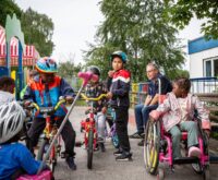 Spielen an der frischen Luft unter Aufsicht von Ehrenamtler Robert: Kinder im Friedensdorf International. Mittendrin (stehend): Osman. Foto: Sascha Montag