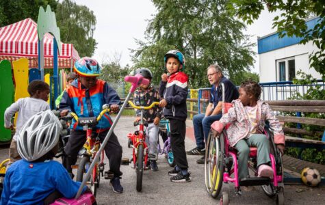 Spielen an der frischen Luft unter Aufsicht von Ehrenamtler Robert: Kinder im Friedensdorf International. Mittendrin (stehend): Osman. Foto: Sascha Montag