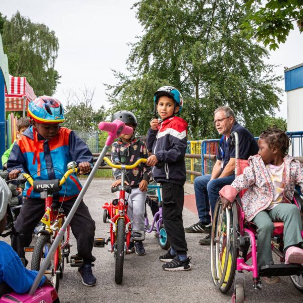 Spielen an der frischen Luft unter Aufsicht von Ehrenamtler Robert: Kinder im Friedensdorf International. Mittendrin (stehend): Osman. Foto: Sascha Montag