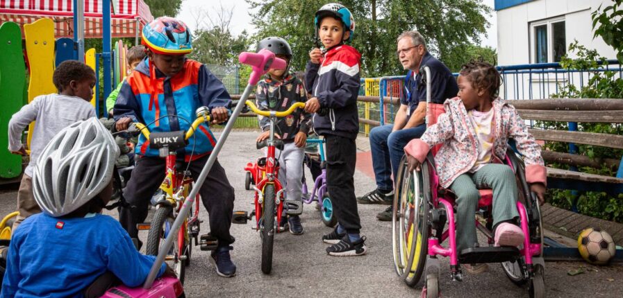 Spielen an der frischen Luft unter Aufsicht von Ehrenamtler Robert: Kinder im Friedensdorf International. Mittendrin (stehend): Osman. Foto: Sascha Montag