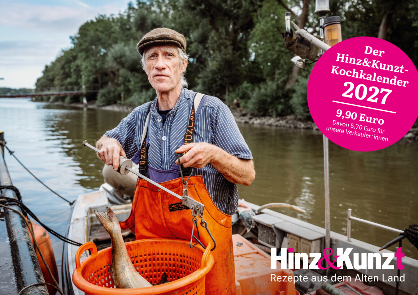 Ein Foto von einem Mann im Fischerhemd auf einem Boot. Auf einem magenta Punkt steht: "Hinz&Kunzt-Kochkalender 2027. 9,90 Euro, davon 5,70 Euro für unsere Verkäufer:innen"