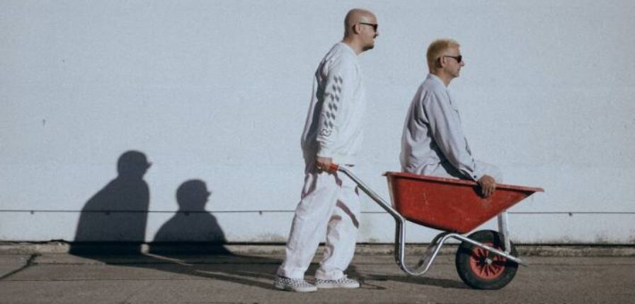 Diese Männer wissen, wo’s langgeht: Modeselektor steht seit gut 20 Jahren für solide Beats und guten Vibe. Foto: Tristan Siefert