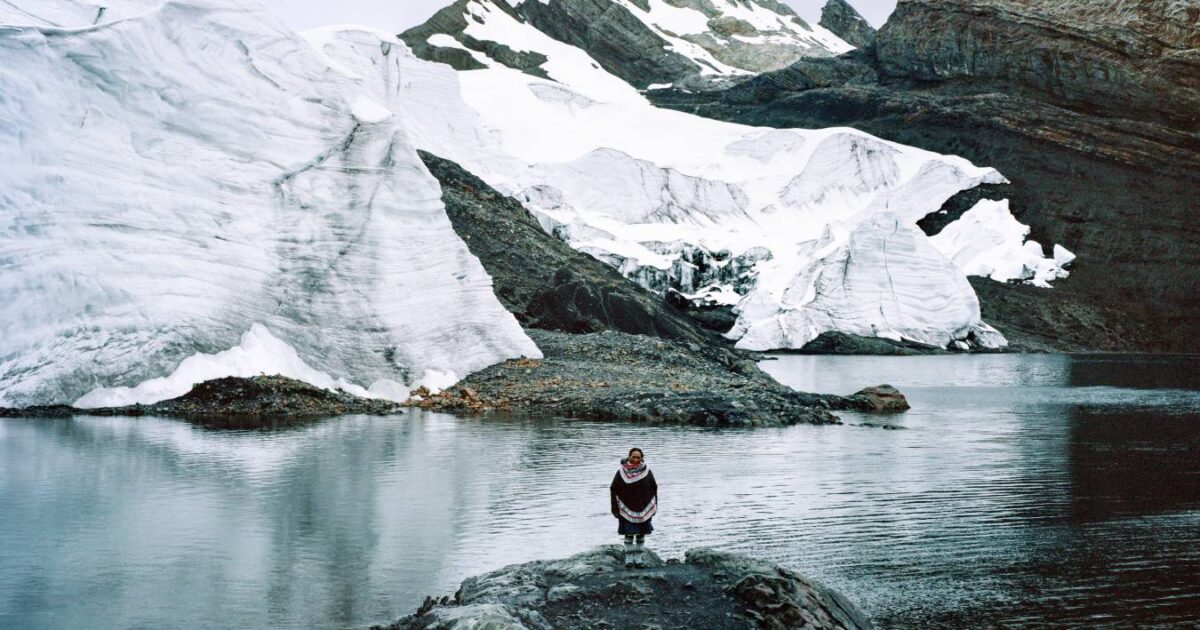Fructosa Cruz de Vela-Barca steht vor den Überresten des Pastoruri-Gletschers in der Cordillera Blanca. Foto: Ciril Jazbec