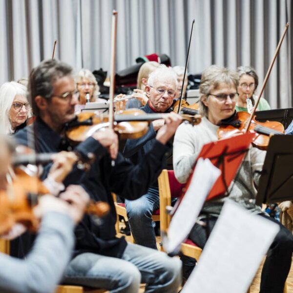 Probe des Lukas-Sinfonieorchesters. In der Mitte: Gerhard Christe. Foto: Miguel Ferraz