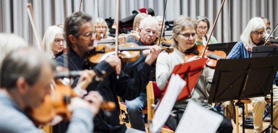 Probe des Lukas-Sinfonieorchesters. In der Mitte: Gerhard Christe. Foto: Miguel Ferraz