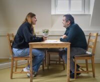 Cerim A., hier mit Sozialarbeiterin Maleen Delle, wäre ohne Lebensbegleitung aufgeschmissen. Foto: Imke Lass